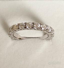 Anello Eternity in Argento con Moissanite