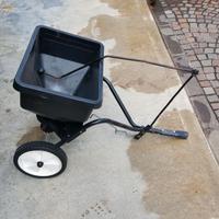 Spargiconcime trainato per giardino