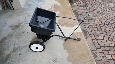 Spargiconcime trainato per giardino