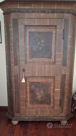 Armadio austriaco antico dipinto a mano.