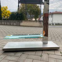 Porta TV in acciaio con mensola in vetro e ruote