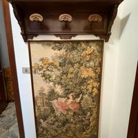 Appendiabiti a muro in legno intagliato con arazzo