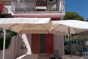 Ingresso indipendente con ampia corte esterna