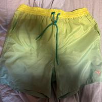 Costumi da bagno uomo verde, giallo e arancione.