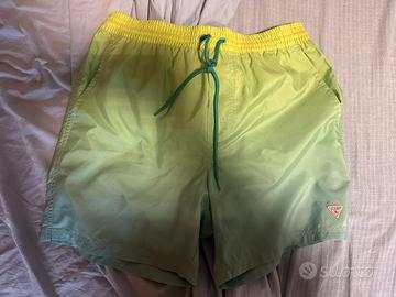 Costumi da bagno uomo verde, giallo e arancione.