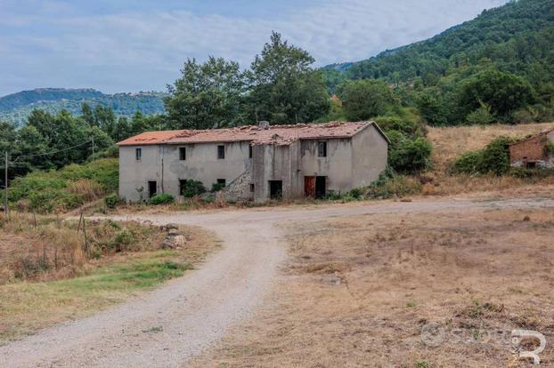 Casale da ristrutturare con vista mare