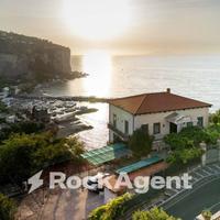 PALAZZO D'EPOCA CON APPARTAMENTI E LOCALI COMMERCI