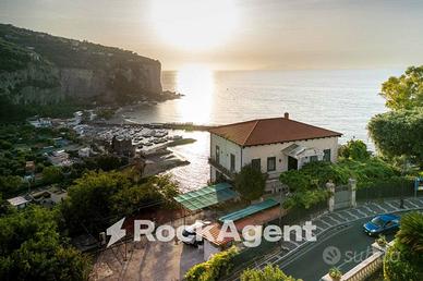 PALAZZO D'EPOCA CON APPARTAMENTI E LOCALI COMMERCI