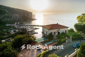 PALAZZO D'EPOCA CON APPARTAMENTI E LOCALI COMMERCI