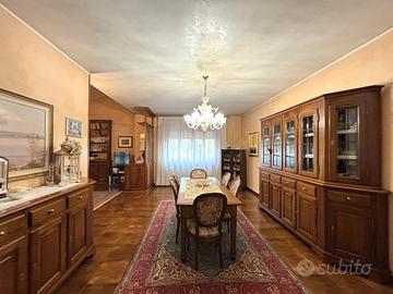 Villa singola in centro con ampi spazi ZS312