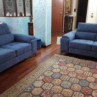 Coppia divani con pediera estraibile