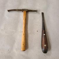 antica martellina e cacciavite 