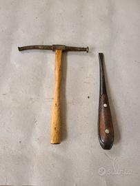 antica martellina e cacciavite 