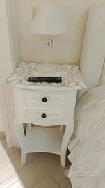 Comodino shabby bianco
