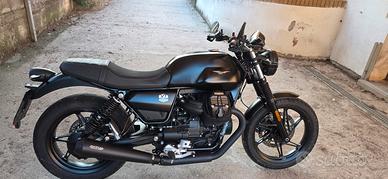 moto guzzi v7 stone nera anno 2022