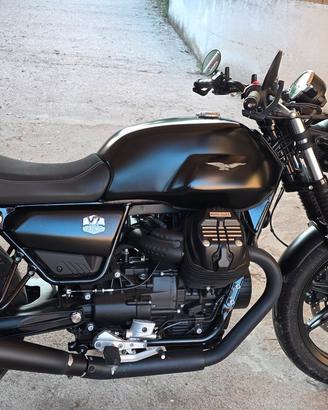 moto guzzi v7 stone nera anno 2022