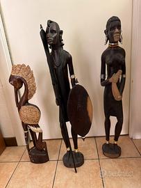 Tris statuette etniche scolpite a mano
