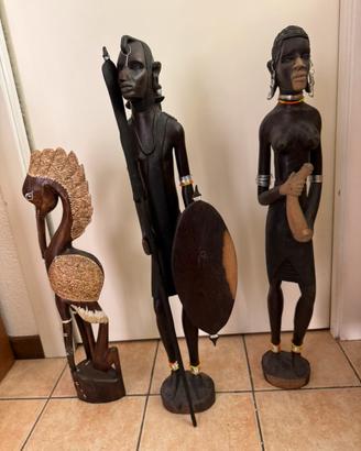 Tris statuette etniche scolpite a mano