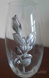 Vaso in vetro decorato con rose