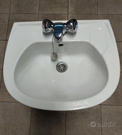 Lavabo circolare sospeso con rubinetto 