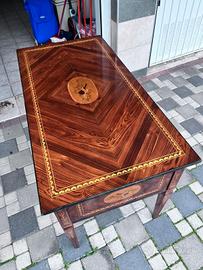 Scrivania con intarsio Maggiolini