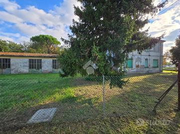 PORZIONE DI TRIFAMILIARE A RUSSI