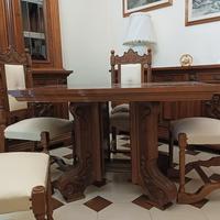 tavolo di legno e sedie legno e pelle 