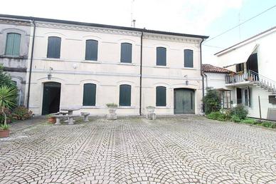 Villetta a schiera di 200 m² con 5 locali e box au