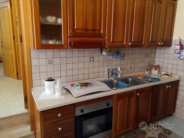 cucina con sportelli in legno