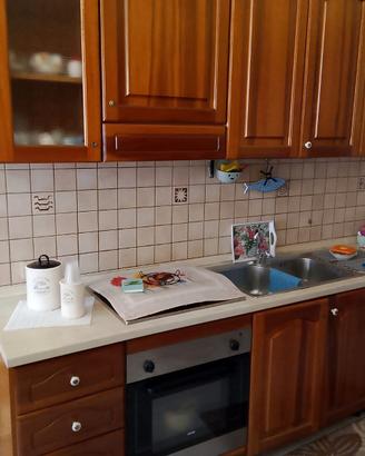 cucina con sportelli in legno