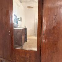 Armadio in legno con base in marmo