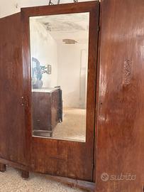 Armadio in legno con base in marmo