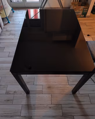 Tavolo pranzo in vetro nero
