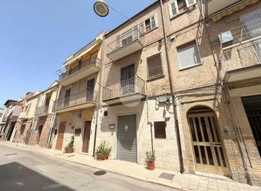 2 LOCALI A LUCERA
