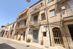 2 LOCALI A LUCERA