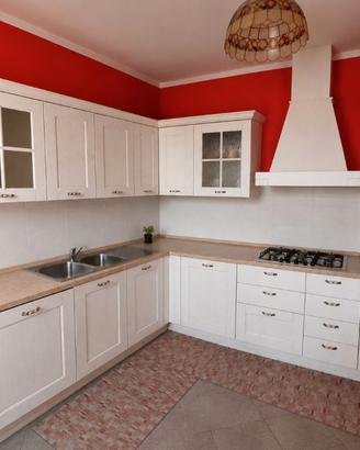 Cucina completa in legno bianco con penisola