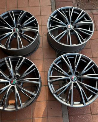 Cerchi in lega alfa Romeo Stelvio 18 pollici