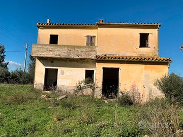 Villa con loggiati e 3000mq di terreno