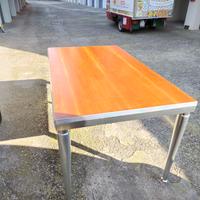 tavolo con struttura in acciaio inox