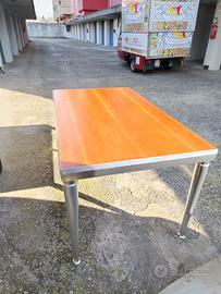 tavolo con struttura in acciaio inox