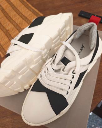 scarpe da ginnastica nuove