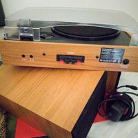 Giradischi Vintage con due diffusori stereo 
