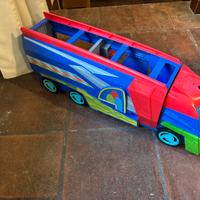 Super pigiamini - camion trasporta eroi