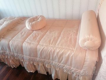 letto con testata imbottita e coordinato letto