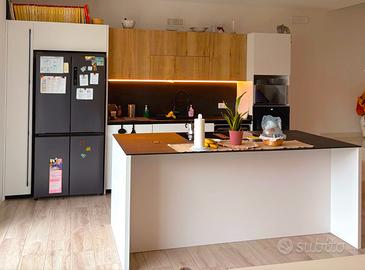 Cucina di design su misura con elettrodomestici