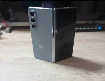 Samsung Z Fold 5 con tre cover e s pen