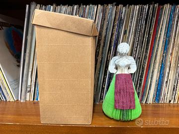 Statuetta in carta di giornale riciclata Zieddas