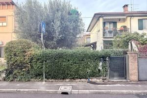 Graziosa casa accostata su due livelli