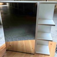 Mobiletto da bagno con specchio