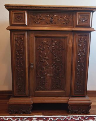 Mobile antico in legno